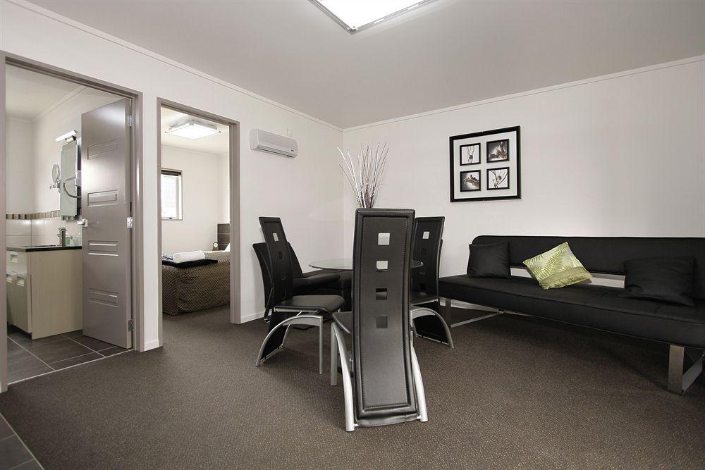 151 On London & Conference Centre Motel 4*